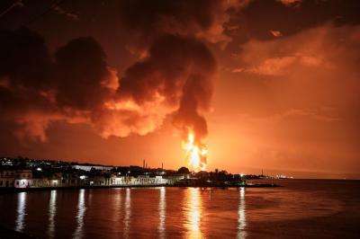 Incendio muy activo en base de petróleo de Matanzas.