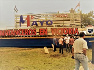 Lista la tribuna para el desfile por el Primero de Mayo en la ciudad de Matanzas.