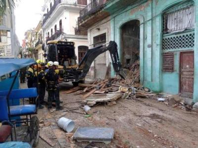-Fallecieron tres personas tras derrumbe de edificio en La Habana