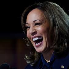 Por decisión mayoritaria, en la esquina azul: Kamala Harris.